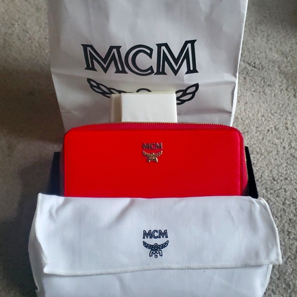 Mcm HOST PICK  gorgeous new red large zipper wallet bagged  dust cover
